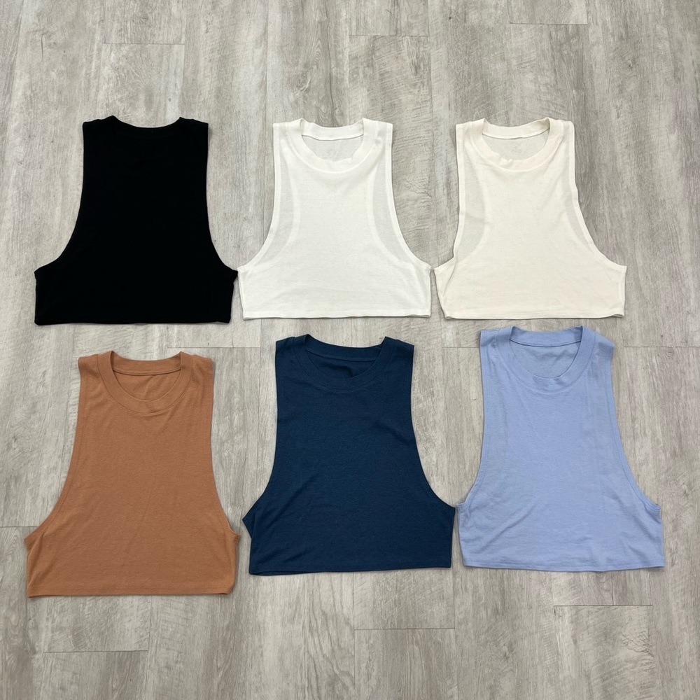 6 Alo Yoga Heat-Wave Crop Tanks in XS